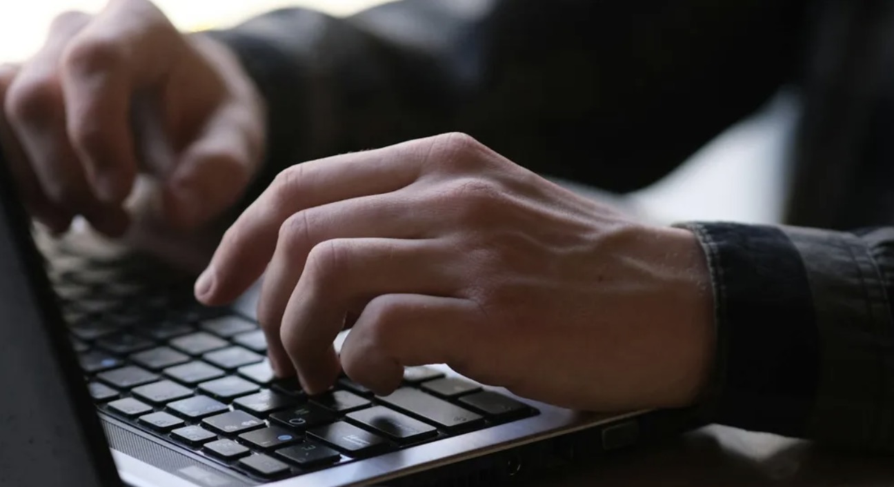 Η γιαγιά εξαιρεί τον νεότερο εγγονό από τη διαθήκη και του αφήνει μόνο ένα σκονισμένο σεντούκι.
