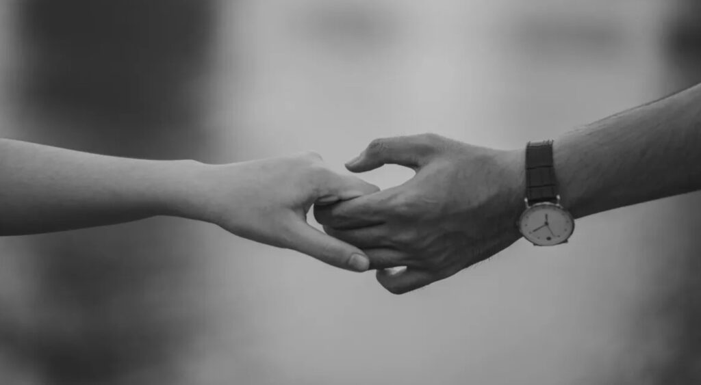 Ο σύζυγός μου απέφευγε να ταξιδεύει μαζί μου για 17 χρόνια - επέστρεψα νωρίς από τις διακοπές για να μάθω γιατί