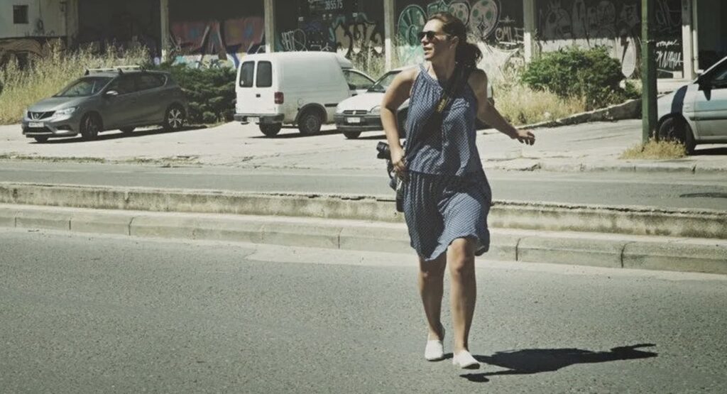 Γυναίκα αφήνει τον μπαμπά στο αναπηρικό καροτσάκι στο δρόμο και υπόσχεται ότι θα επιστρέψει σύντομα και θα επιστρέψει 12 χρόνια αργότερα - Η ιστορία της ημέρας