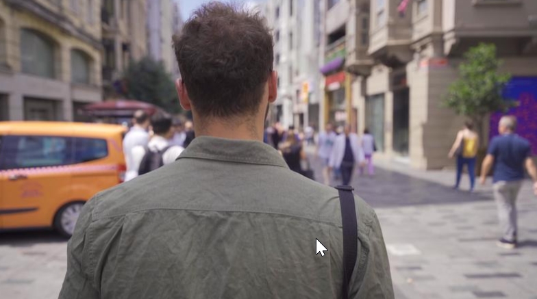 Ένας αστυνομικός βρήκε ένα μικρό γατάκι - αλλά όταν εξέτασε τα πλάνα από τις κάμερες ασφαλείας, το χαμόγελό του εξαφανίστηκε.