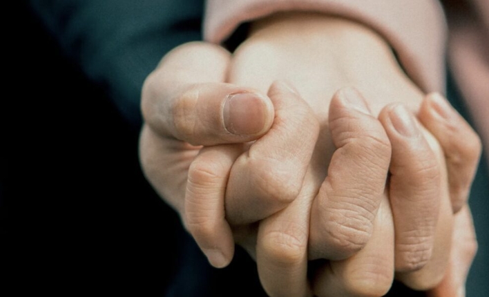 Μια γυναίκα ερωτεύεται έναν πλούσιο άντρα, αλλά όταν συναντά τη μητέρα του, χλομιάζει σαν φάντασμα.