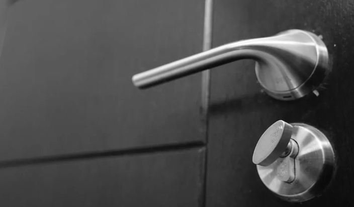 Ο αρραβωνιαστικός μου μου είπε ότι η γιαγιά του ήθελε να με γνωρίσει πριν τον γάμο – όταν έφτασα, μια νοσοκόμα με τραβήξε στην άκρη και είπε: «Μην πιστέψεις λέξη».