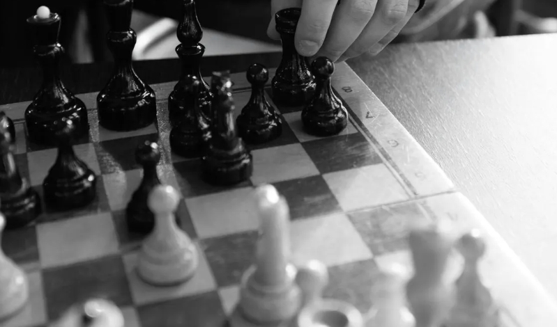 Η αδερφή μου κληρονόμησε τα πάντα, ενώ ο πατέρας μου μου άφησε μόνο μια σκακιέρα, αλλά το μυστικό που έκρυβε σόκαρε όλη την οικογένειά μας.