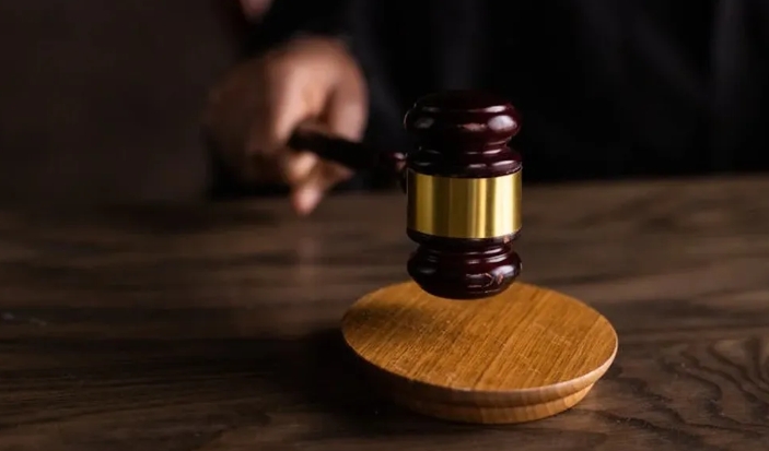 Η καλύτερή μου φίλη έκλεψε τον άντρα μου, και δέκα χρόνια αργότερα εμφανίστηκε στην πόρτα μου.