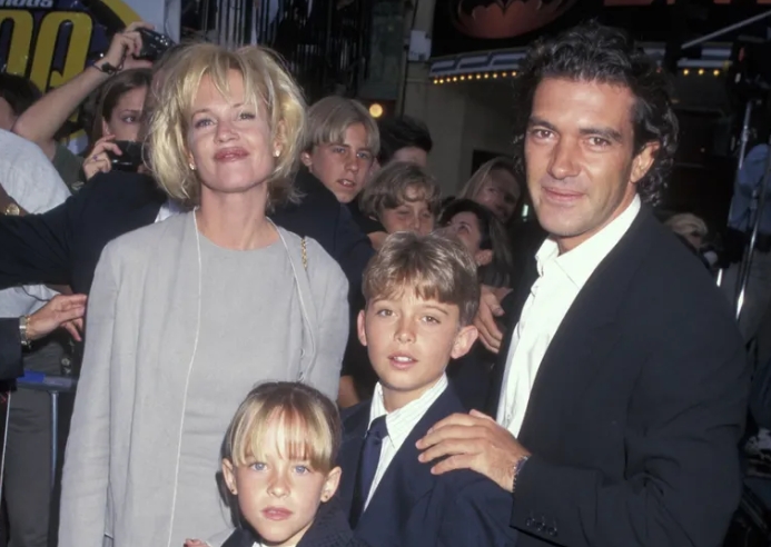 Η κόρη της Melanie Griffith, Dakota, είναι μητριά δύο παιδιών στα 34 της – Η θετή της κόρη φαίνεται ψηλότερη από εκείνη.