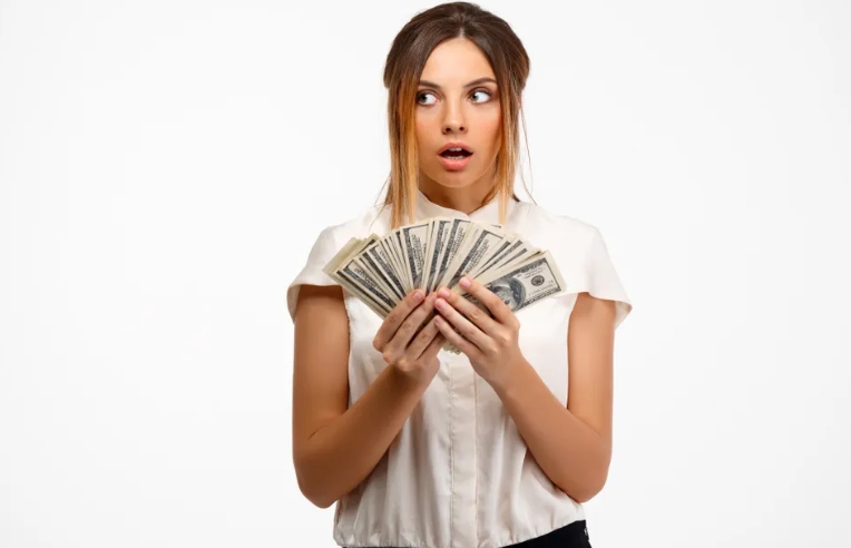 Κορίτσι λαμβάνει πακέτο από τη μητέρα της, που την είχε εγκαταλείψει με τον πατέρα της κατά τη γέννηση, και ανακαλύπτει την καταστροφική αλήθεια.