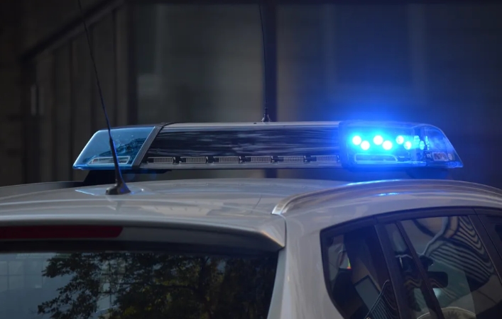 Ένας άντρας πηγαίνει στη δουλειά και ξεχνά το τηλέφωνό του στο σπίτι, η γυναίκα του ακούει το φωνητικό μήνυμα όπου ένα αγόρι λέει «Γεια σου, μπαμπά».