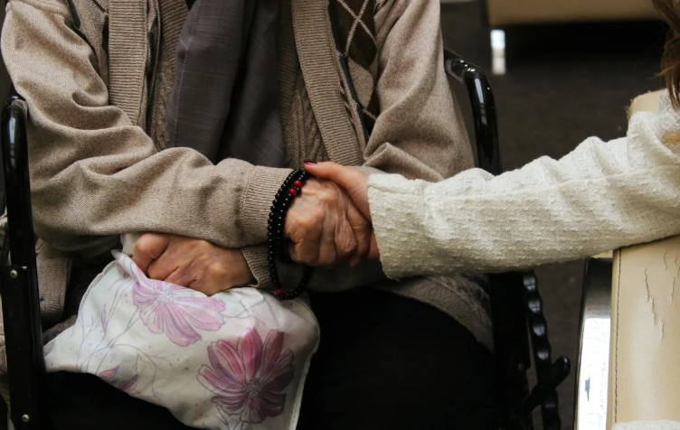 Η οικογένειά μου εγκατέλειψε τη γιαγιά μου στο αεροδρόμιο και έφυγε για διακοπές χωρίς αυτήν — Δεν περίμεναν ότι θα αντιδρούσα