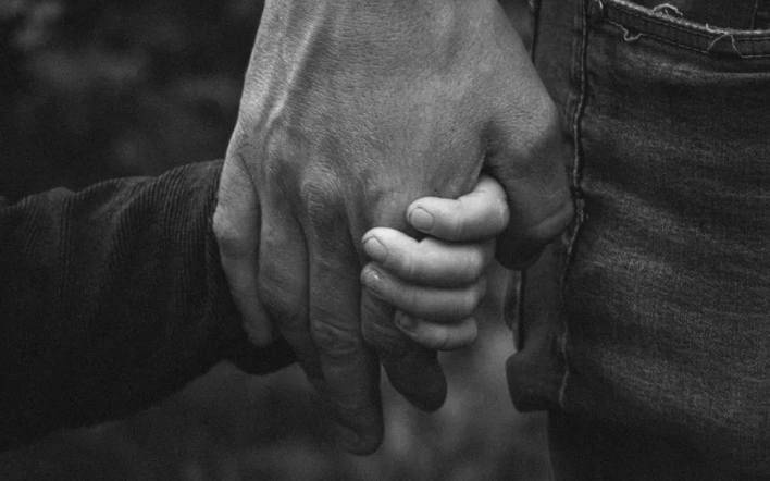 «Πέντε Χρόνια Μετά την Εξαφάνιση της Κόρης Μου, Ένα Χτύπημα στην Πόρτα και Ένα Καλάθι με Μπισκότα Αποκάλυψαν τη Σκληρή Αλήθεια»