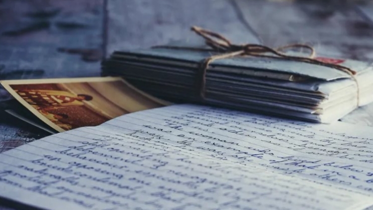 Ένας πατέρας στέλνει για χρόνια κάθε εβδομάδα ένα γράμμα στον γιο του χωρίς ποτέ να λάβει απάντηση, και ξαφνικά λαμβάνει μια φωτογραφία του – Ιστορία της ημέρας.