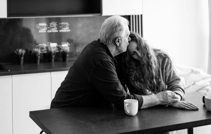 Από τότε που η φίλη του γιου μου άρχισε να έρχεται στις οικογενειακές μας συγκεντρώσεις, άρχισαν να συμβαίνουν παράξενα πράγματα — κι όταν είδα το κολιέ της, πάγωσα.