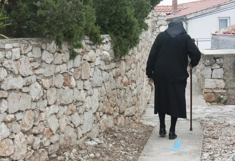 Η ηλικιωμένη βλέπει το μενταγιόν της εκλιπούσας μητέρας σε παζάρι και ξαφνικά ακούει: «Θα πληρώσω διπλάσια τιμή»