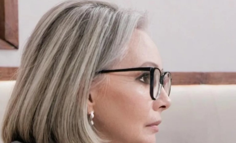 Η πλούσια νύφη μου με προσκάλεσε σε δείπνο για να με φέρει σε δύσκολη θέση επίτηδες — της έδωσα ένα μάθημα που δεν θα ξεχάσει ποτέ.