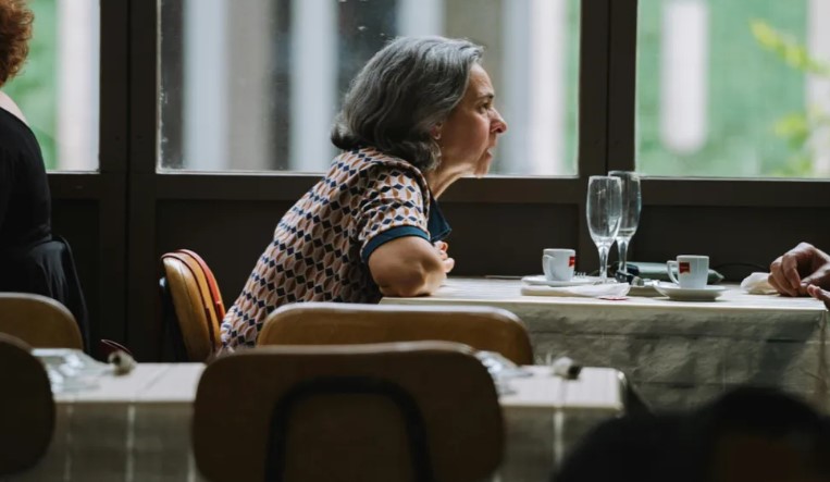 Η πλούσια νύφη μου με προσκάλεσε σε δείπνο για να με φέρει σε δύσκολη θέση επίτηδες — της έδωσα ένα μάθημα που δεν θα ξεχάσει ποτέ.