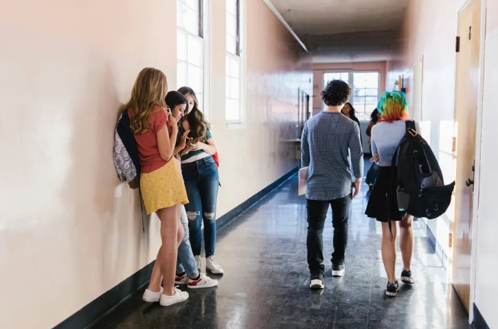 Δασκάλα ταπείνωσε μια ανύπαντρη μητέρα μπροστά σε όλη την τάξη, αλλά εμφανίστηκε την επόμενη μέρα στο κατώφλι της με δάκρυα στα μάτια.