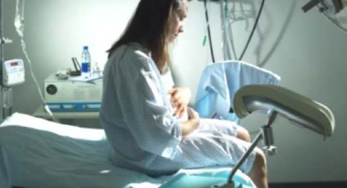 Ο σύζυγός μου έχασε τη γέννηση του πρώτου μας παιδιού — όταν πήρα εξιτήριο και γύρισα σπίτι, βρήκα μόνο ένα ανατριχιαστικό σημείωμα στην κούνια.