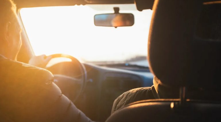 Πλούσιος άνδρας με SUV εμποδίζει ασθενοφόρο στην κίνηση, χωρίς να ξέρει ότι μέσα βρίσκεται ο γιος του – Ιστορία της ημέρας