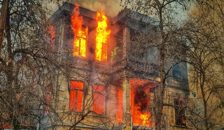 Κανείς δεν γνώριζε ότι η ηλικιωμένη γυναίκα ζούσε στο αυτοκίνητό της για χρόνια μέχρι που ο γείτονας το ανακάλυψε.