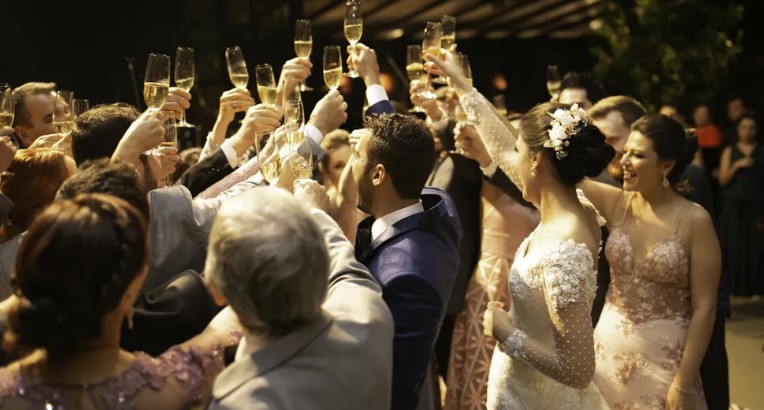Η οικογένεια της νύφης χλευάζει τη μητέρα του γαμπρού επειδή είναι καθαρίστρια — μέχρι που ανεβαίνει στο βάθρο για να συγχαρεί το ζευγάρι