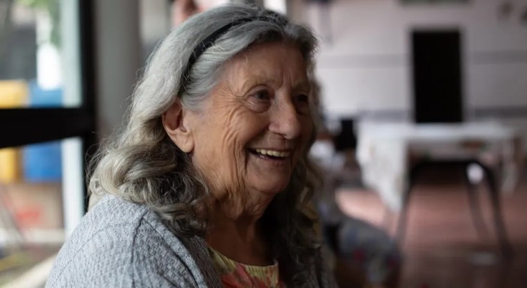 Κανείς δεν ήξερε ότι μια ηλικιωμένη γυναίκα ζούσε στο αυτοκίνητό της επί χρόνια, μέχρι που το ανακάλυψε ένας γείτονας — Μια ιστορία της ημέρας.