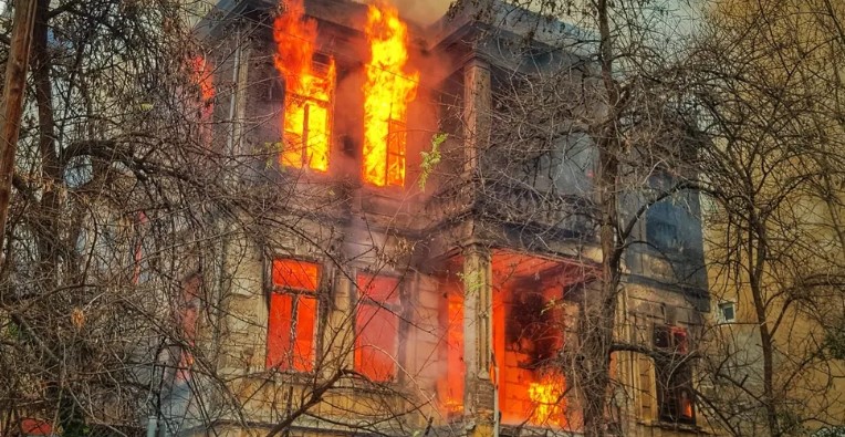 Κανείς δεν ήξερε ότι μια ηλικιωμένη γυναίκα ζούσε στο αυτοκίνητό της επί χρόνια, μέχρι που το ανακάλυψε ένας γείτονας — Μια ιστορία της ημέρας.
