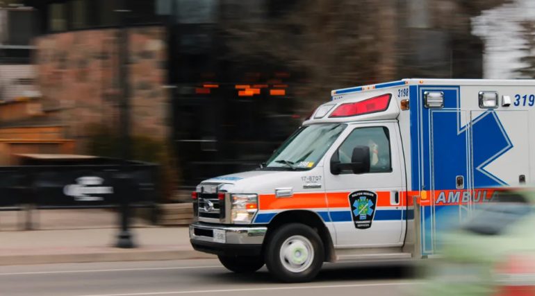 Πλούσιος άνδρας με SUV εμποδίζει ασθενοφόρο στην κίνηση, χωρίς να ξέρει ότι μέσα βρίσκεται ο γιος του – Ιστορία της ημέρας