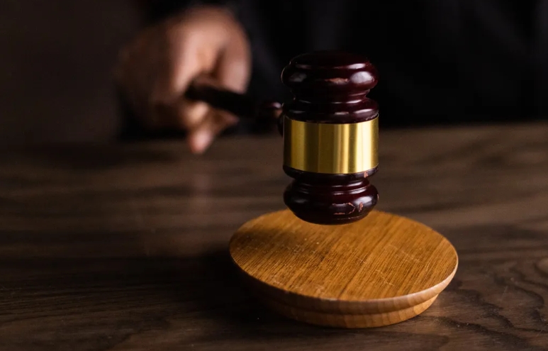Άντρας κοροϊδεύει τη γυναίκα του επειδή είναι άνεργη – μέχρι που εκείνη φεύγει και παίρνει τα πάντα μαζί της