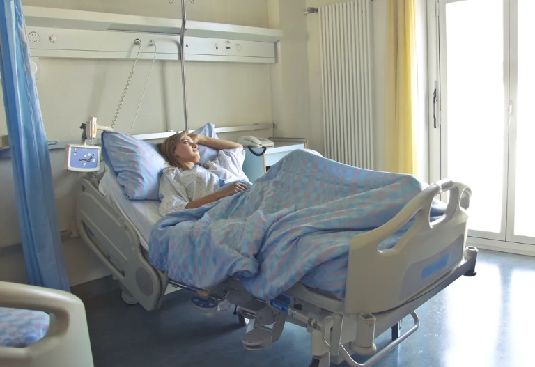 Άντρας κοροϊδεύει τη γυναίκα του επειδή είναι άνεργη – μέχρι που εκείνη φεύγει και παίρνει τα πάντα μαζί της