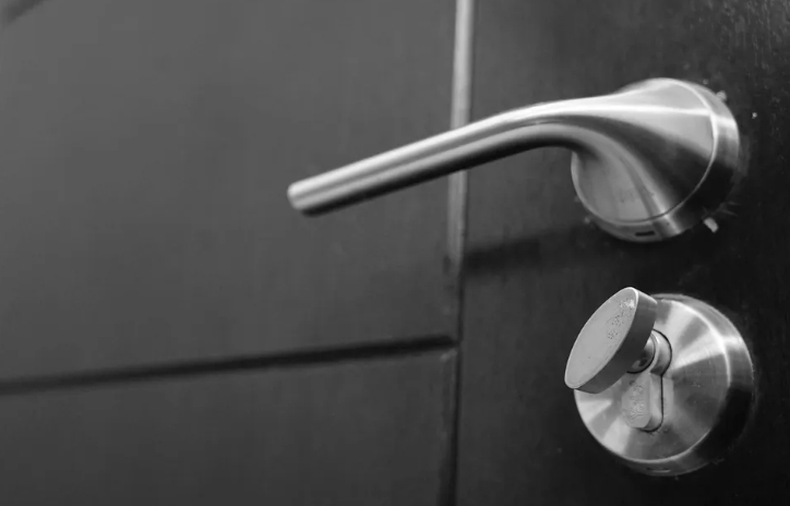 Η πεθερά μου έδωσε στον άντρα μου χαρτιά διαζυγίου ως δώρο γενεθλίων – Αυτό που έκανε μετά άφησε τους πάντες άφωνους.