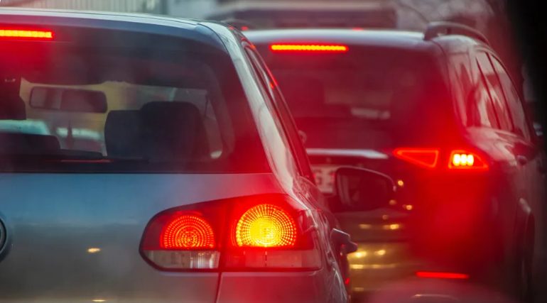Πλούσιος άνδρας με SUV εμποδίζει ασθενοφόρο στην κίνηση, χωρίς να ξέρει ότι μέσα βρίσκεται ο γιος του – Ιστορία της ημέρας