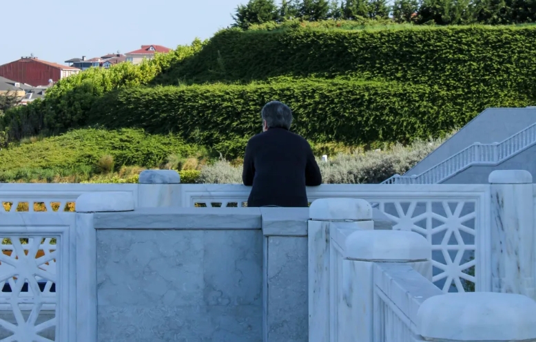 Επέστρεψα από τις διακοπές και βρήκα μια τεράστια τρύπα σκαμμένη στην αυλή μου – ήθελα να καλέσω την αστυνομία μέχρι που είδα τι υπήρχε στον πάτο.