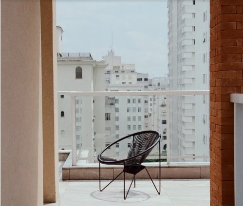 Όταν η 78χρονη Λόρα μετακόμισε στο παλιό διαμέρισμα των γονιών της, δεν περίμενε ότι η πρώτη της αγάπη θα χτυπούσε την πόρτα της και θα ζωντάνευε ξανά την καρδιά της.