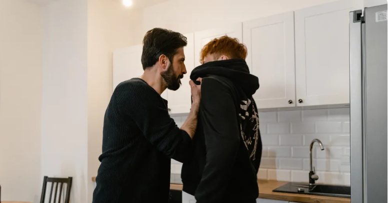 Γιατρός μεγαλώνει τρίδυμα αφού η μητέρα πεθαίνει στη γέννα· μετά από 5 χρόνια εμφανίζεται ο βιολογικός τους πατέρας — Ιστορία της ημέρας
