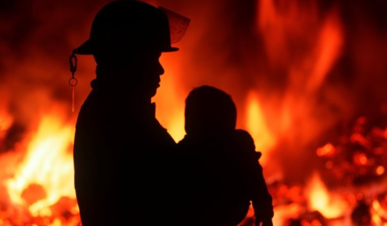 Υιοθέτησα ένα εγκαταλελειμμένο μωρό που είχε αφεθεί έξω από τον πυροσβεστικό σταθμό. Πέντε χρόνια αργότερα, μια άγνωστη χτύπησε την πόρτα και είπε λόγια που πάγωσαν την καρδιά μου: «Πρέπει να μου επιστρέψεις το παιδί μου».