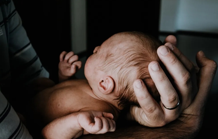 Ο σύζυγός μου έκανε τεστ DNA στο παιδί μας για να ευχαριστήσει τη μητέρα του... αλλά δεν φανταζόταν πόσο θα το μετανιώσει.