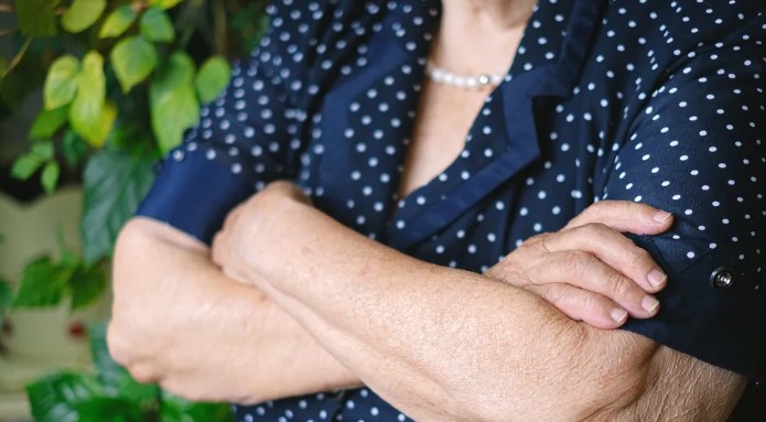 Όταν η 78χρονη Λόρα μετακόμισε στο παλιό διαμέρισμα των γονιών της, δεν περίμενε ότι η πρώτη της αγάπη θα χτυπούσε την πόρτα της και θα ζωντάνευε ξανά την καρδιά της.