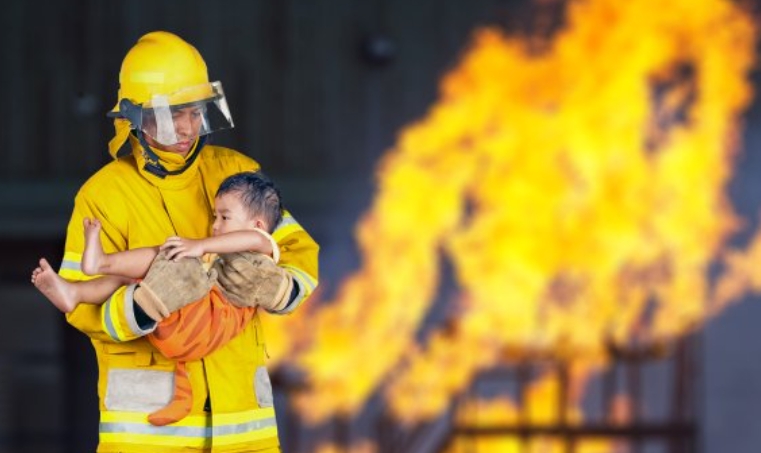Υιοθέτησα ένα εγκαταλελειμμένο μωρό που είχε αφεθεί έξω από τον πυροσβεστικό σταθμό. Πέντε χρόνια αργότερα, μια άγνωστη χτύπησε την πόρτα και είπε λόγια που πάγωσαν την καρδιά μου: «Πρέπει να μου επιστρέψεις το παιδί μου».