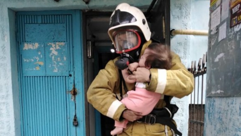 Υιοθέτησα ένα εγκαταλελειμμένο μωρό που είχε αφεθεί έξω από τον πυροσβεστικό σταθμό. Πέντε χρόνια αργότερα, μια άγνωστη χτύπησε την πόρτα και είπε λόγια που πάγωσαν την καρδιά μου: «Πρέπει να μου επιστρέψεις το παιδί μου».
