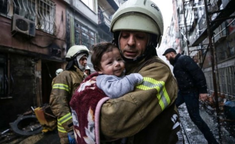 Υιοθέτησα ένα εγκαταλελειμμένο μωρό που είχε αφεθεί έξω από τον πυροσβεστικό σταθμό. Πέντε χρόνια αργότερα, μια άγνωστη χτύπησε την πόρτα και είπε λόγια που πάγωσαν την καρδιά μου: «Πρέπει να μου επιστρέψεις το παιδί μου».