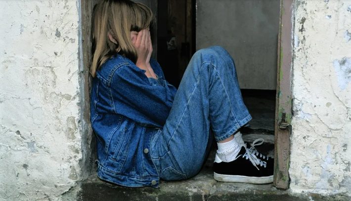 Η πεθερά μου πέταξε τα ρούχα του αδικοχαμένου γιου μου στον κάδο σκουπιδιών, αλλά εγώ αποκάλυψα ένα ακόμη χειρότερο μυστικό της μπροστά σε όλους.