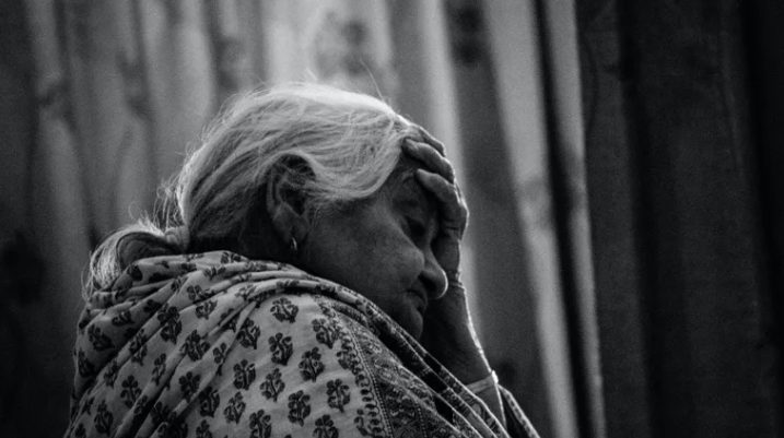 15 χρόνια μετά το διαζύγιο, ένας άντρας βλέπει την πρώην πεθερά του να ψάχνει σε κάδο σκουπιδιών – Ιστορία της ημέρας