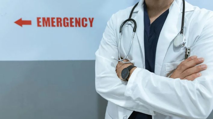 Το νεογέννητό μου ούρλιαζε στα επείγοντα όταν ένας άντρας με Rolex είπε ότι σπαταλούσα πόρους – τότε μπήκε ο γιατρός στο δωμάτιο και άφησε όλους άφωνους.