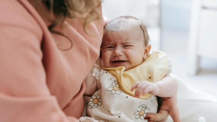 Το νεογέννητό μου ούρλιαζε στα επείγοντα όταν ένας άντρας με Rolex είπε ότι σπαταλούσα πόρους – τότε μπήκε ο γιατρός στο δωμάτιο και άφησε όλους άφωνους.