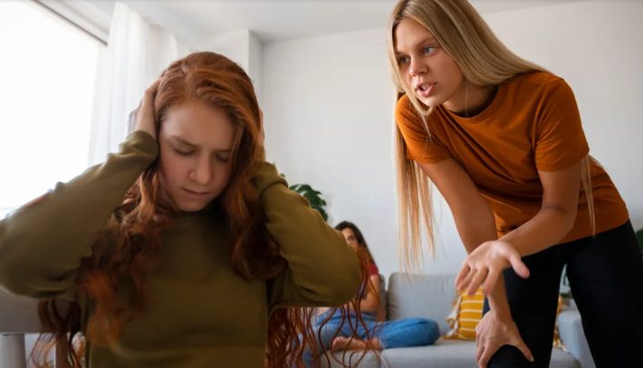 Η ετεροθαλής αδερφή μου με έκανε να σκοντάψω καθώς περπατούσα στο διάδρομο κατά τη διάρκεια του γάμου μου – αλλά αυτό που έκανε ο πατέρας μου την επόμενη μέρα την άφησε άφωνη.