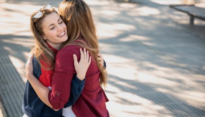 Η ετεροθαλής αδερφή μου με έκανε να σκοντάψω καθώς περπατούσα στο διάδρομο κατά τη διάρκεια του γάμου μου – αλλά αυτό που έκανε ο πατέρας μου την επόμενη μέρα την άφησε άφωνη.