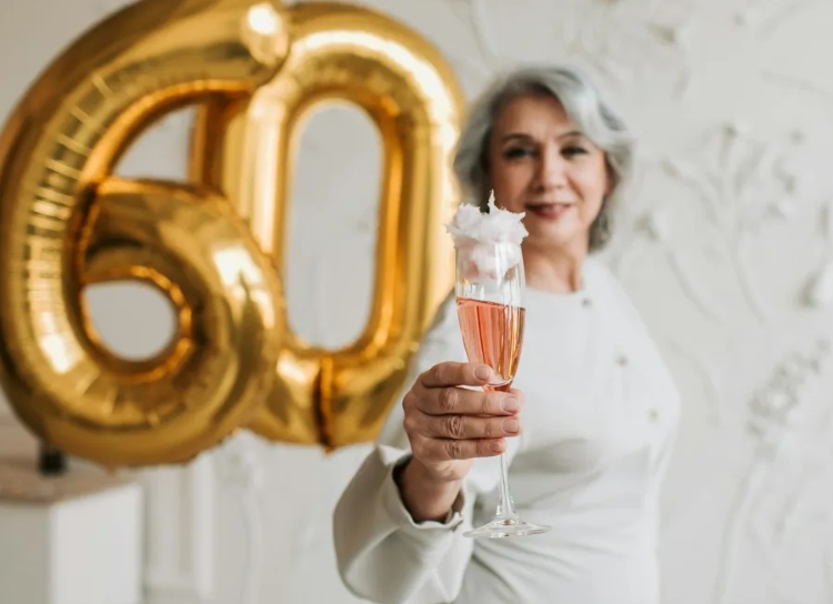 Στα 60α γενέθλιά της, η πεθερά μου κάθισε την κόρη μου στο πλυσταριό, μακριά από τα άλλα παιδιά – και μετά αιφνιδίασε όλους με την «ανακοίνωσή» της.