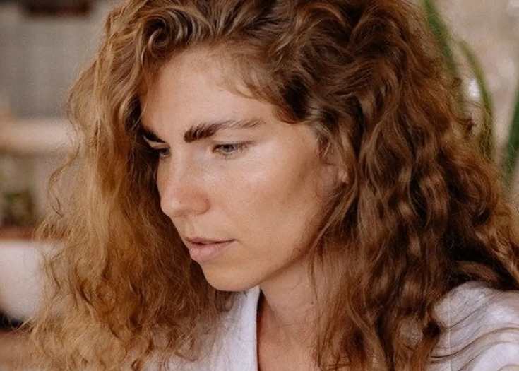 Άντρας που είναι βέβαιος ότι η αείμνηστη πρώην γυναίκα του γέννησε μόνο ένα παιδί συναντά την απόλυτη ομοιότητα της κόρης τους.