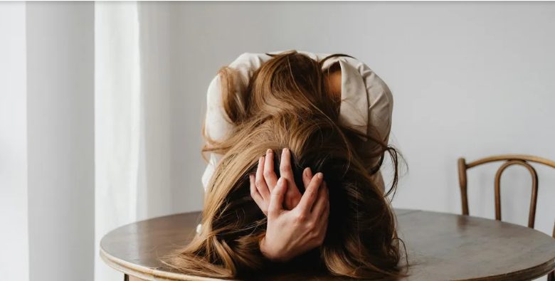 Ο άντρας μου είπε ότι πήγαινε στην κηδεία ενός παιδικού του φίλου — αλλά μετά τον βρήκα πίσω από το εξοχικό μας, να ρίχνει κάτι βενζίνη.