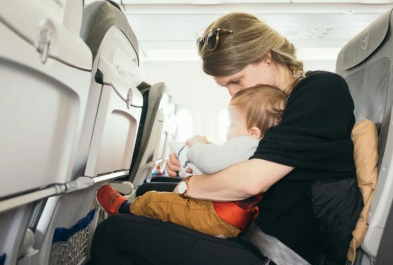 Ο σύζυγός μου αναβάθμισε κρυφά σε business class και με άφησε στην οικονομική με τα δίδυμα μωρά μας — δεν περίμενε την κάρμα που τον βρήκε