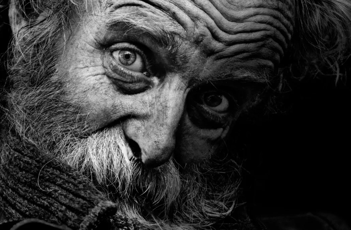Αγόρασα φαγητό για έναν φτωχό γέρο – αλλά λίγους μήνες μετά τον θάνατό του, έφτασε για μένα ένα σκονισμένο κουτί που του ανήκε